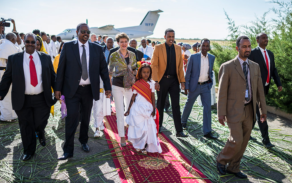 Bundespräsidentin Simonetta Sommaruga wird vom Präsidenten der Region Somali, Abdi Mohamud Umer (Mitte links) am Flughafen in Jijiga empfangen (Foto: Keystone/Dominic Steinmann)