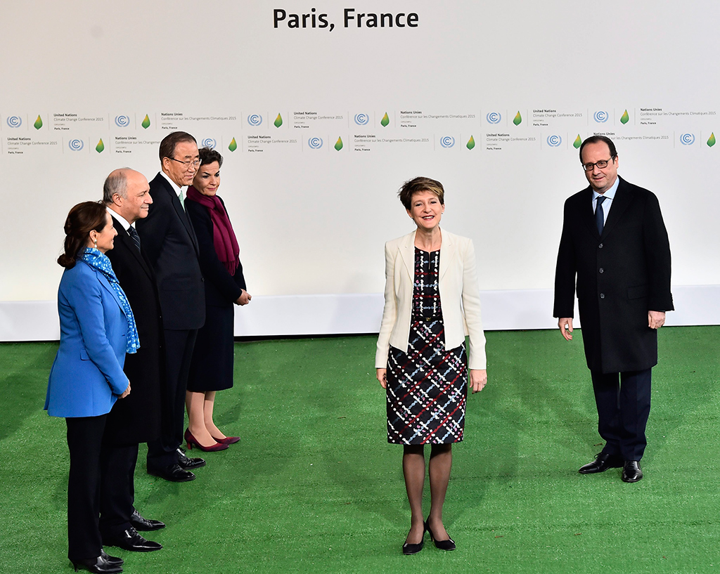 Bundespräsidentin Simonetta Sommaruga an der Klimakonferenz von Paris (COP 21) mit Präsident François Hollande, Segolène Royal, Laurent Fabius, Ban Ki-moon und Christiana Figueres