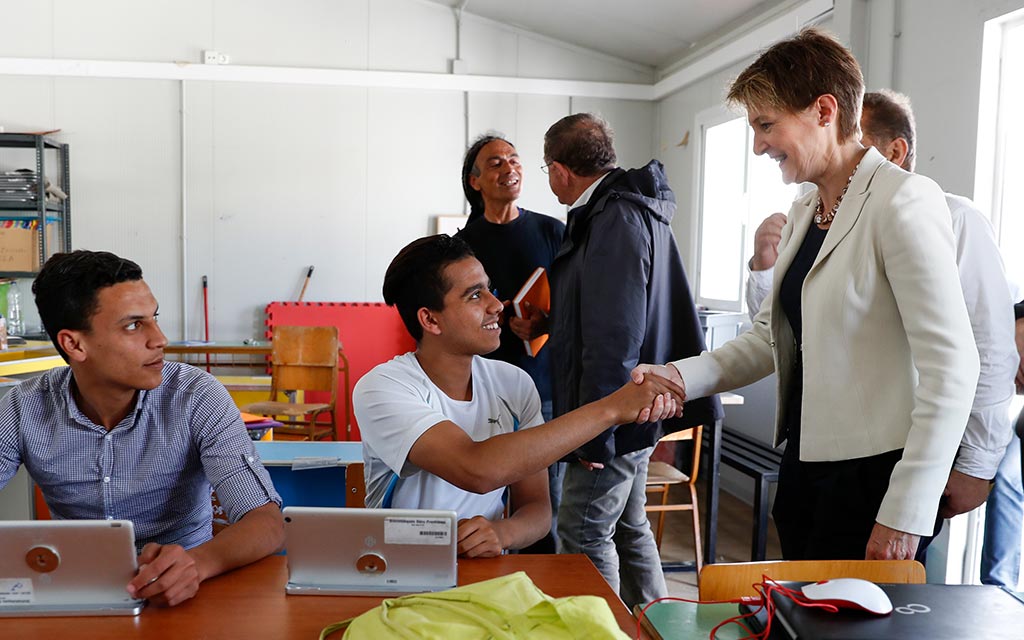Bundesrätin Simonetta Sommaruga, begrüsst Flüchtlinge in einem Schulzimmer während ihrem Besuch im Flüchtlingslager Moria
