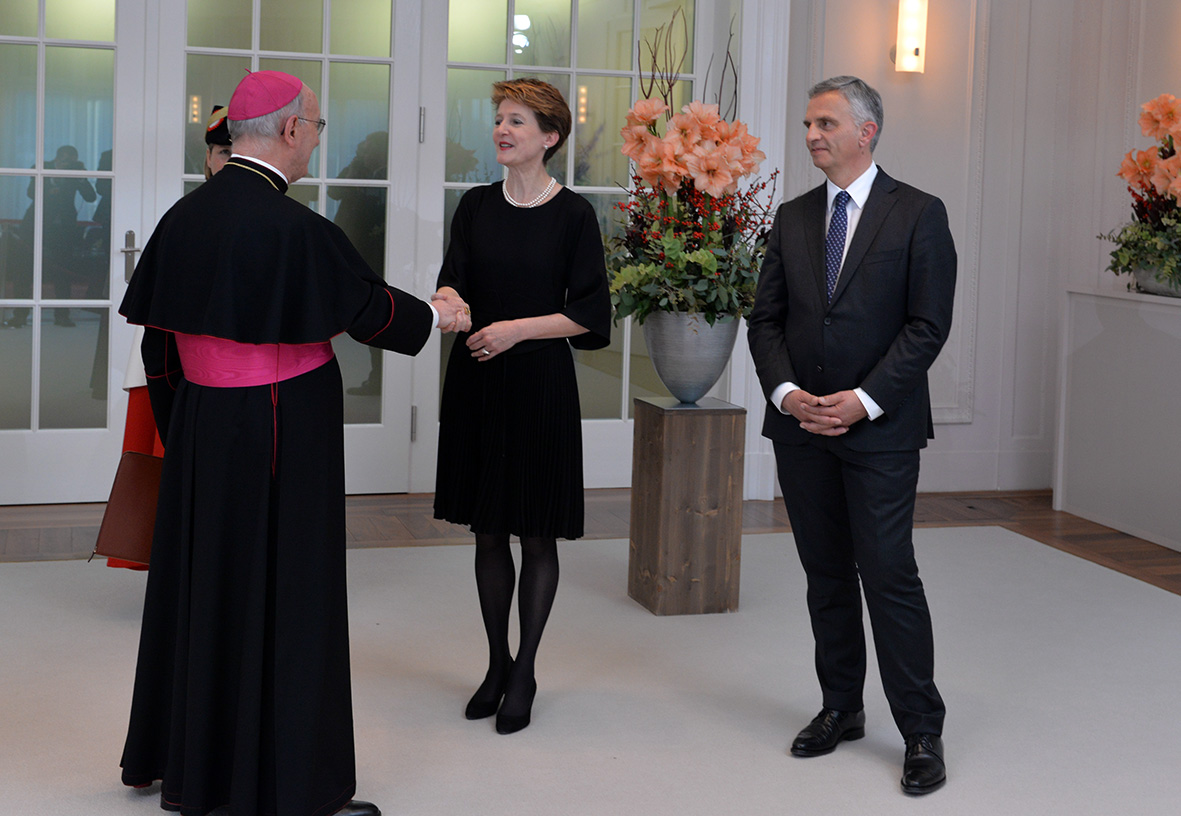 Der päpstliche Nuntius als Doyen des diplomatischen Corps begrüsst Bundespräsidentin Simonetta Sommaruga.