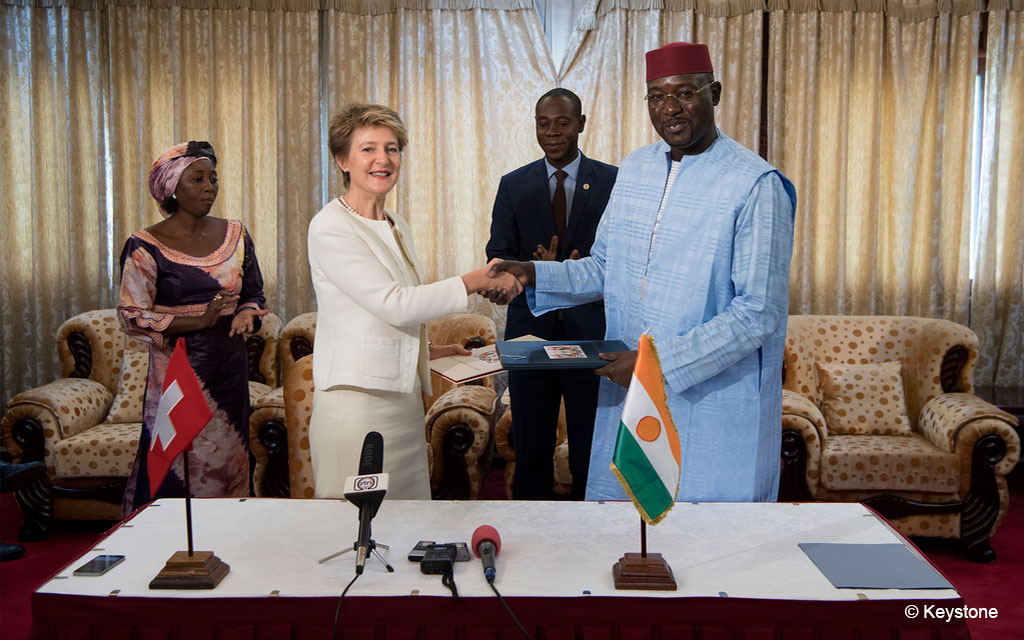 Stretta di mano tra la consigliera federale Simonetta Sommaruga e il ministro nigerino degli esteri, della cooperazione e dell’integrazione Ibrahim Yacouba dopo la firma dell’accordo sul sostegno di organizzazioni rurali