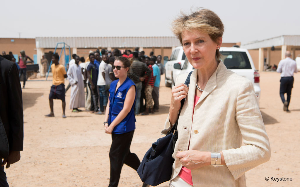 La consigliera federale Sommaruga in visita al centro di accoglienza e di transito OIM di Agadez. Sullo sfondo: migranti e baracche.