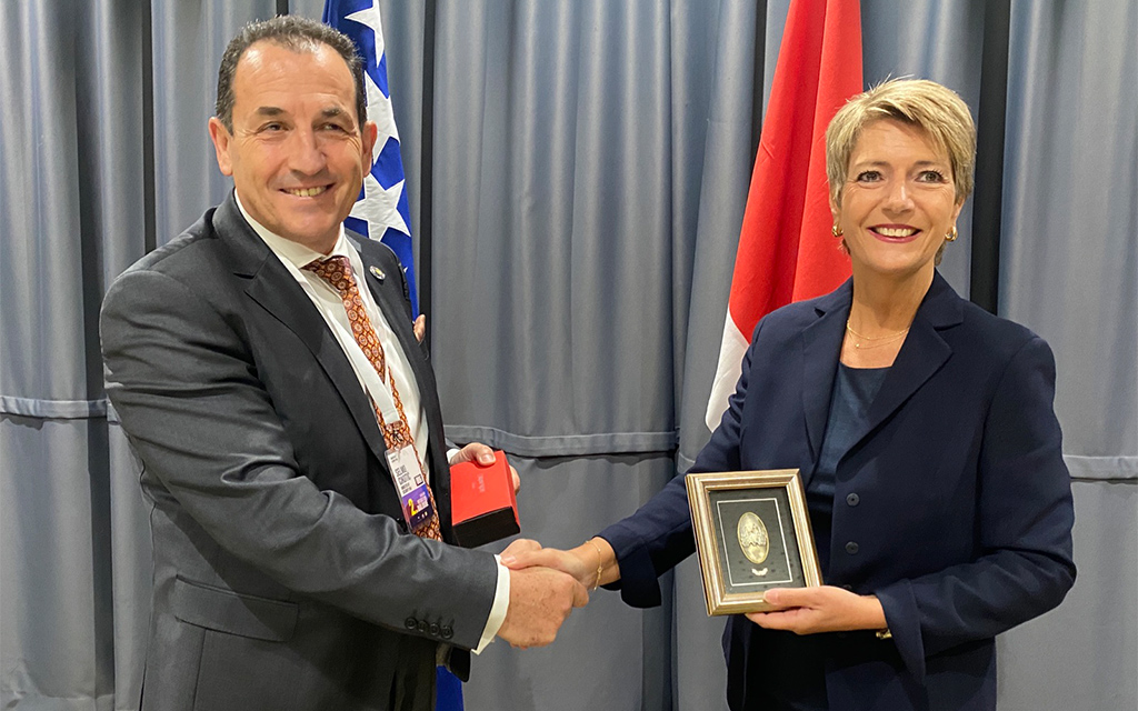 Bundesrätin Karin Keller-Sutter mit dem Gastgeber, Selmo Cikotić, bosnischer Minister für Sicherheit