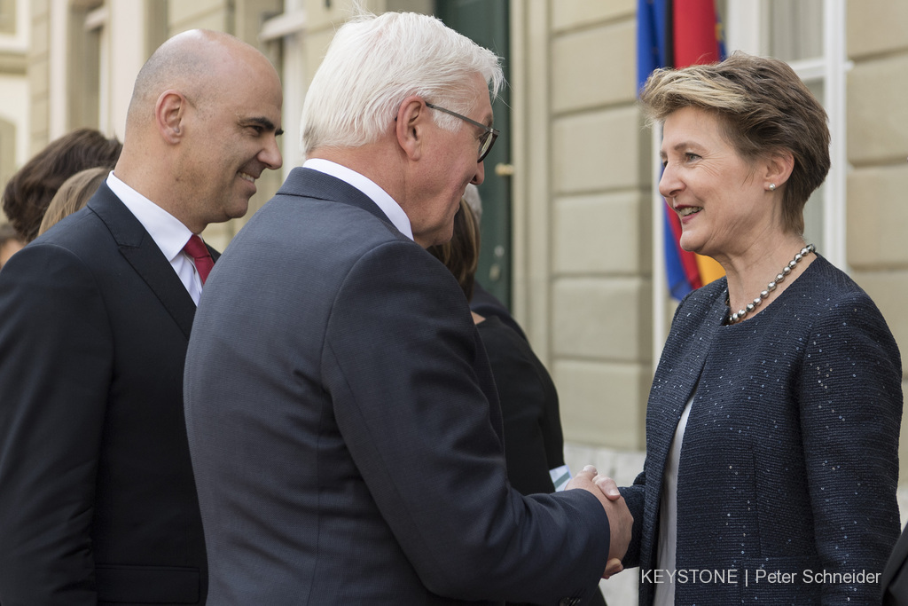 La conseillère fédérale Simonetta Sommaruga salue le président de la République fédérale d’Allemagne Frank-Walter Steinmeier, en visite d’État en Suisse