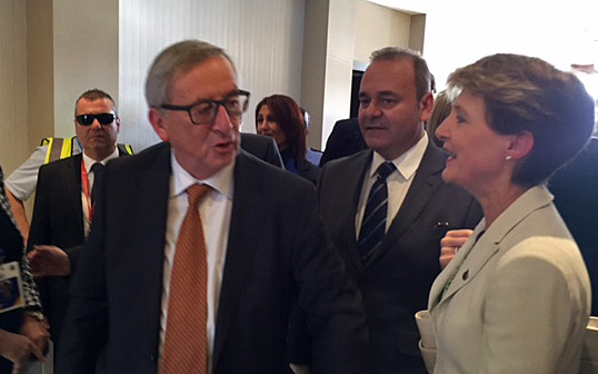 La présidente de la Confédération Simonetta Sommaruga et le président de la Commission européenne Jean-Claude Juncker au sommet international sur la migration à La Valette (photo : DFJP)