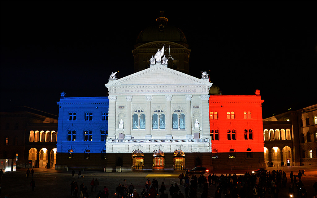 Solidarietà con la Francia: Palazzo federale risplende nei colori blu, bianco e rosso (Foto: CF)