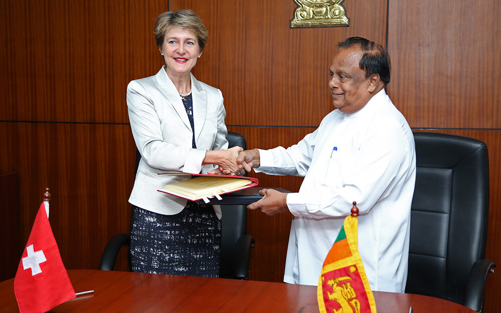 La consigliera federale Simonetta Sommaruga e il ministro degli interni srilankese Seneviratne Bandara Nawinne si stringono la mano dopo aver firmato l’accordo migratorio bilaterale.