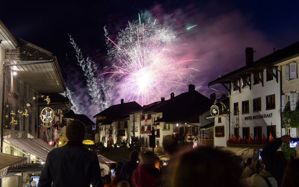 Gruyères, 2021. Le public regarde les feux d'artifice lors des célébrations du 1er août (fête nationale suisse).