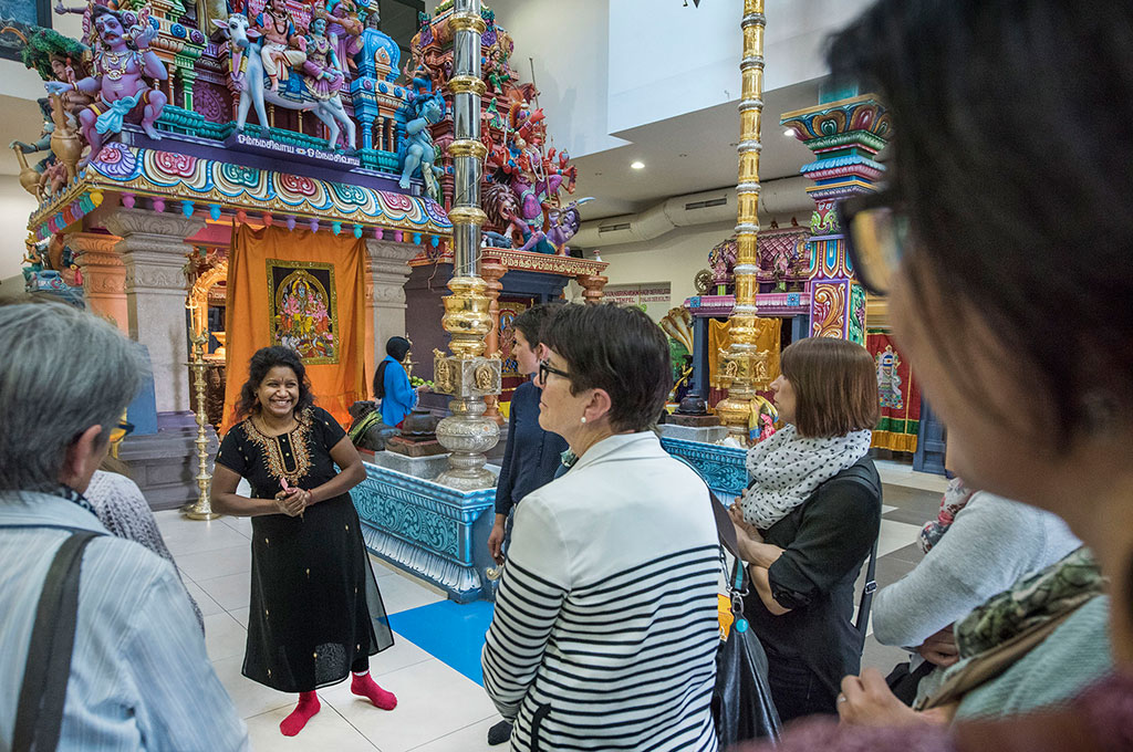 Donne in visita a un tempio tamil in Svizzera.